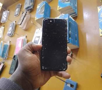 A picture of iPhone 7 plain128gb