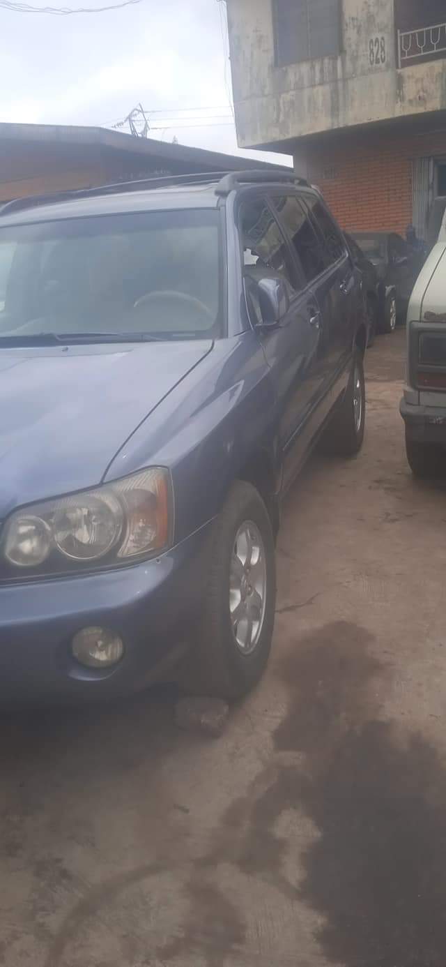 A picture of Kay bill auto Local used Toyota Highlander 2004 model everything