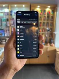 A picture of I phone xs max 64g
