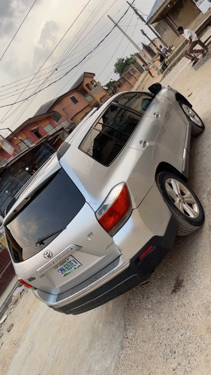 A picture of Toyota Highlander 2012