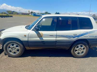 A picture of Rav4 J ya mchungaji Imenyooka Safarii popote Bei imekufaa 4.5ml