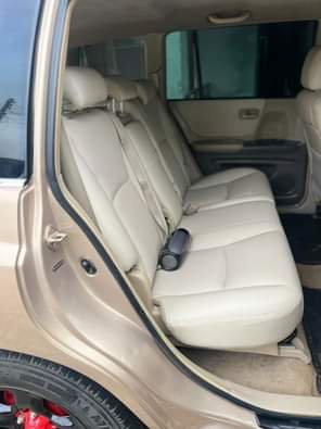 A picture of Super clean in and out 2005 Toyota Highlander absolutely Nothing