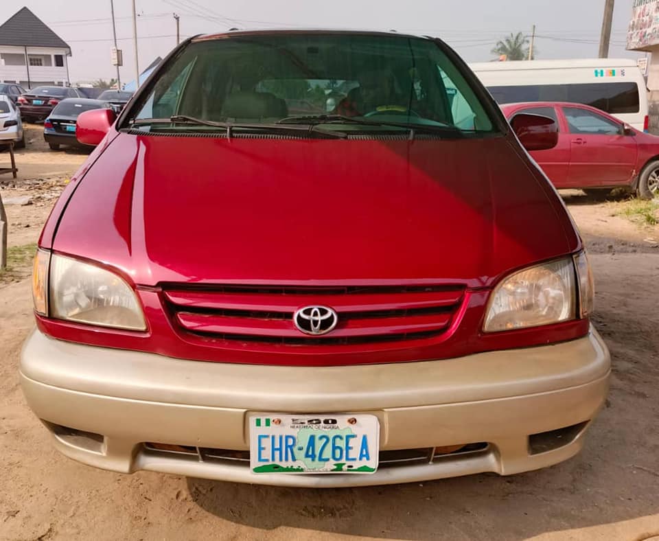 A picture of TOYOTA SIENNA