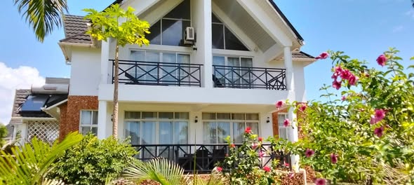 A picture of 23 villas on a 5acre gated community