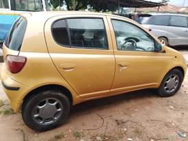A picture of Vitz old model Bei 5.5M Full documents 0713020919 Gari nzuri