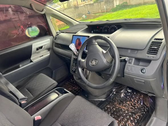 A picture of Toyota Noah si 28m money needed
