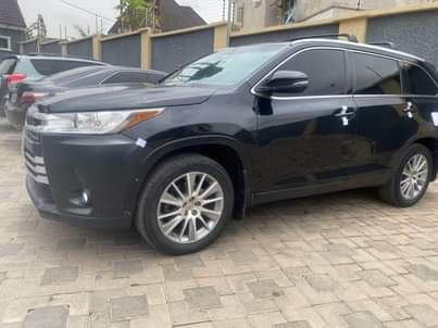 A picture of Toyota HIGHLANDER XLE 2015