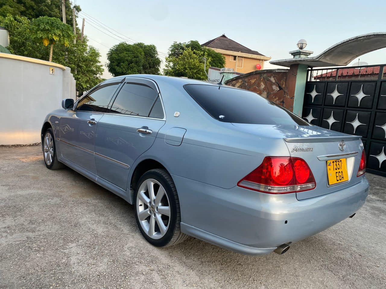 A picture of TOYOTA CROWN