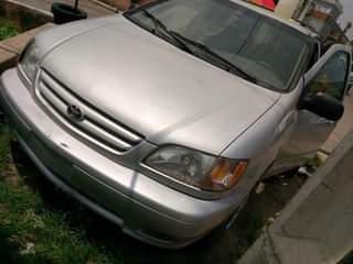 A picture of Toyota Sienna 02