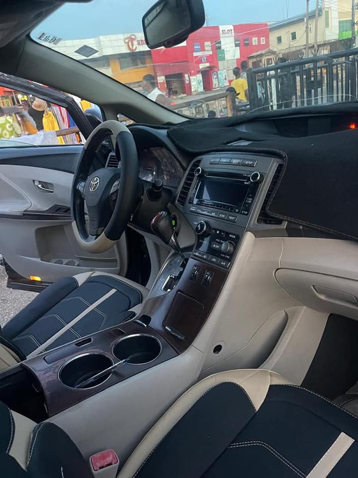 A picture of TOYOTA VENZA 011