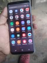 A picture of Samsung s8 ina krek kidogo kwenye mfuniko inatumika vizur tu