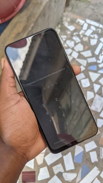 A picture of Infinix hot 50i na itel A90