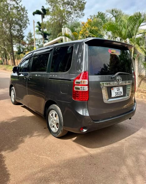 A picture of Toyota noah