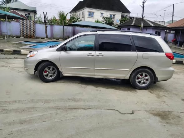 A picture of Few months Used Mint 2006 Toyota Sienna PRICE 6 5m