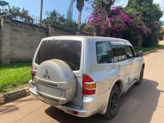 A picture of Mitsubish pajero petro 10m