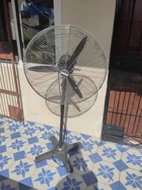 A picture of Feni kubwa heavy duty inapuliza kama AC yani joto huliskiii