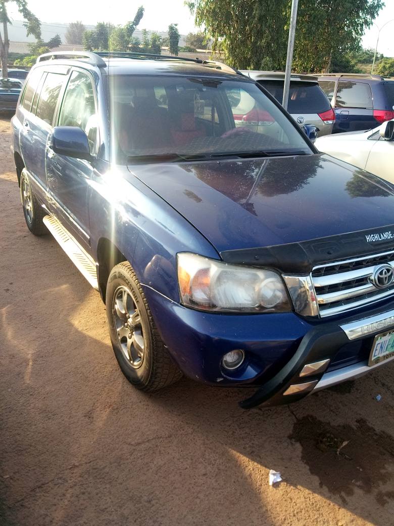 A picture of 2004 TOYOTA HIGHLANDER