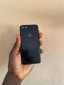 A picture of No fingerprint iPhone 7 32gb with receipt