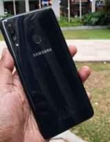A picture of Nauza Simu Hiyo Samsung Galaxy A20s Bado Mpya Ina Kama