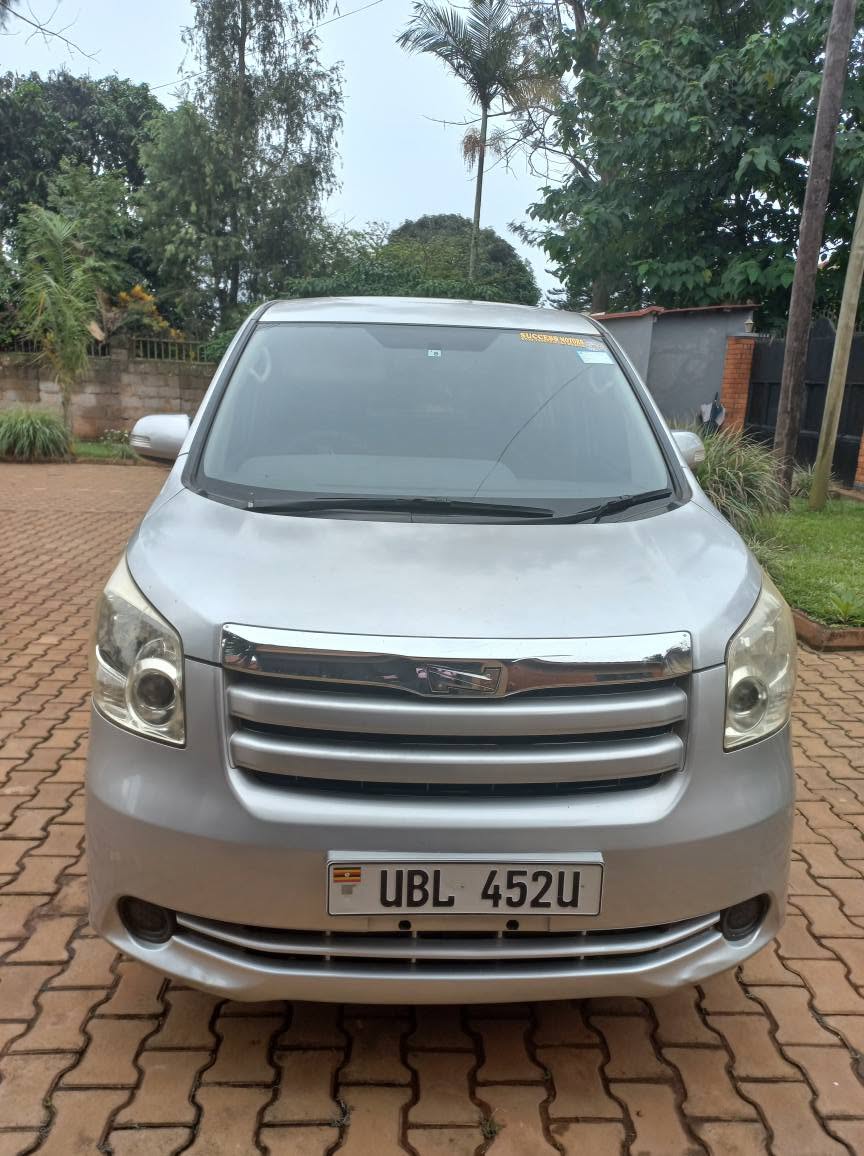 A picture of Toyota Noah 2010