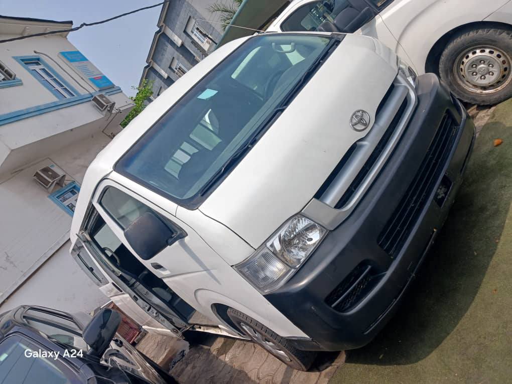 A picture of Registered 015 Toyota Hiace Bus Manual drive petrol Engine price