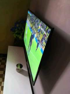 A picture of TV INCH 40 LED FRAMELESS IKO SAFI HAINA TATIZO LOLOTE