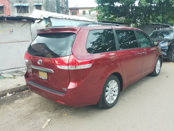 A picture of 2011 Toyota sienna tokumbo limited