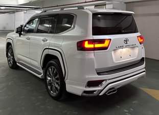 A picture of LANDCRUISER ZX 300
