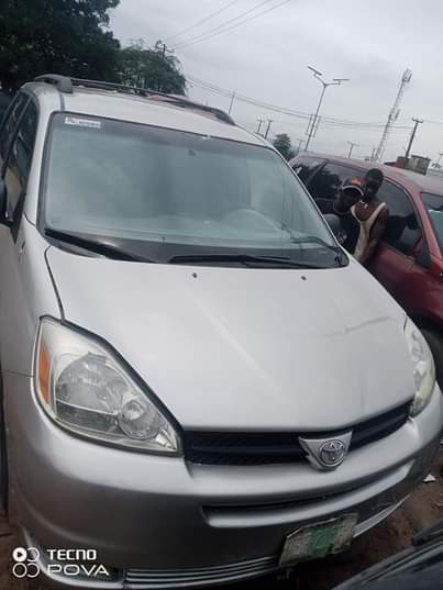 A picture of Toyota Sienna 05