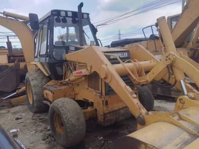 A picture of Back hoe Machine 13 500 000 Pell loader 27 500
