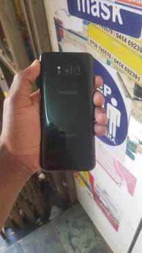 A picture of SAMSUNG S8