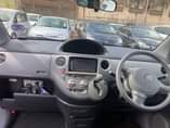 A picture of Toyota sienta