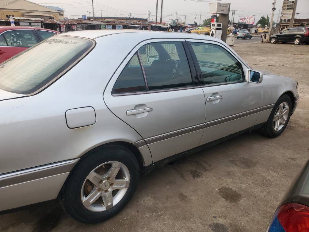 A picture of C class mercedes benz 2000 model
