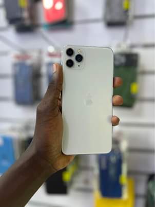 A picture of iPhone 11 Pro Max 256gb 1M no faceid WhatsApp or