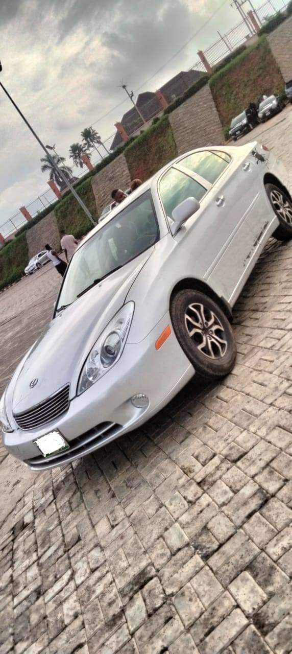 A picture of ES330 Lexus Belgium started Very sound and clean Full option