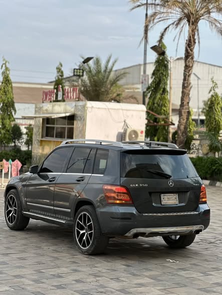 A picture of Sari sari sari sari Mercedes Benz glk