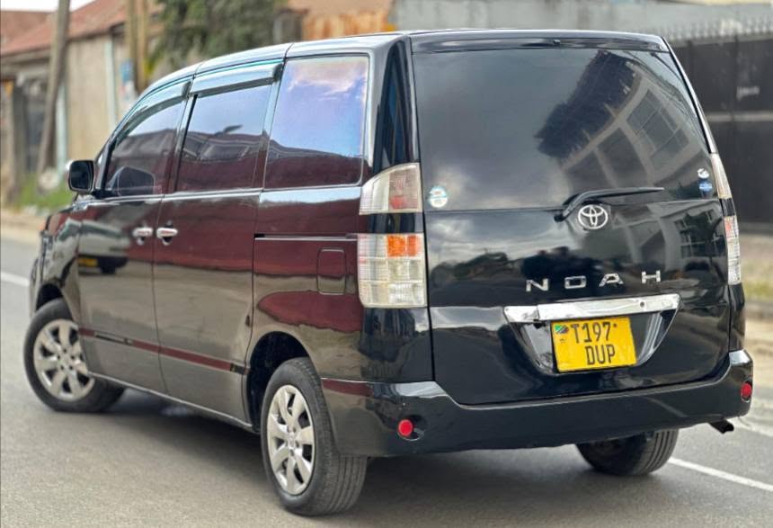 A picture of TOYOTA NOAH DUP Price TZS 10 8M MAONGEZI Year 2004