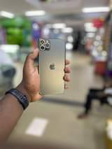 A picture of Pre used iphones samsungs