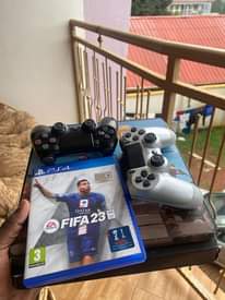 A picture of Playstation 4 slim with 3 controllers and fifa23 0701176711 call