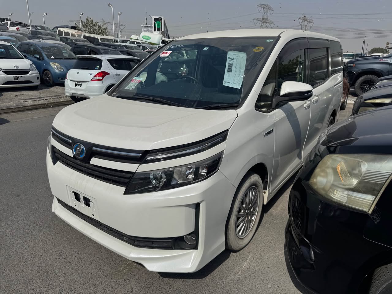 A picture of Toyota Voxy 2014 5800 usd