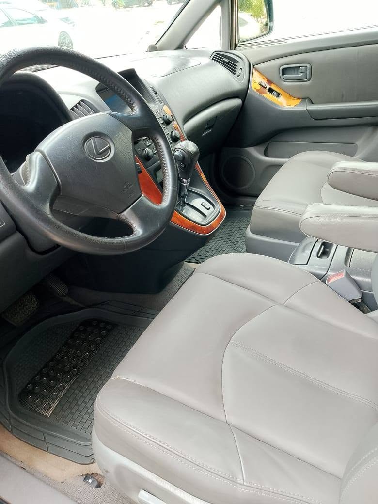 A picture of Lexus 300