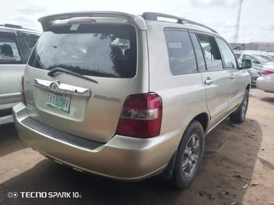 A picture of Over highest grade two rows seaters Toyota Highlander everything is