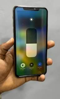 A picture of Iphone 11pro Max 256Gb Bh 100 Face Tt Mawasiliano 0786425821