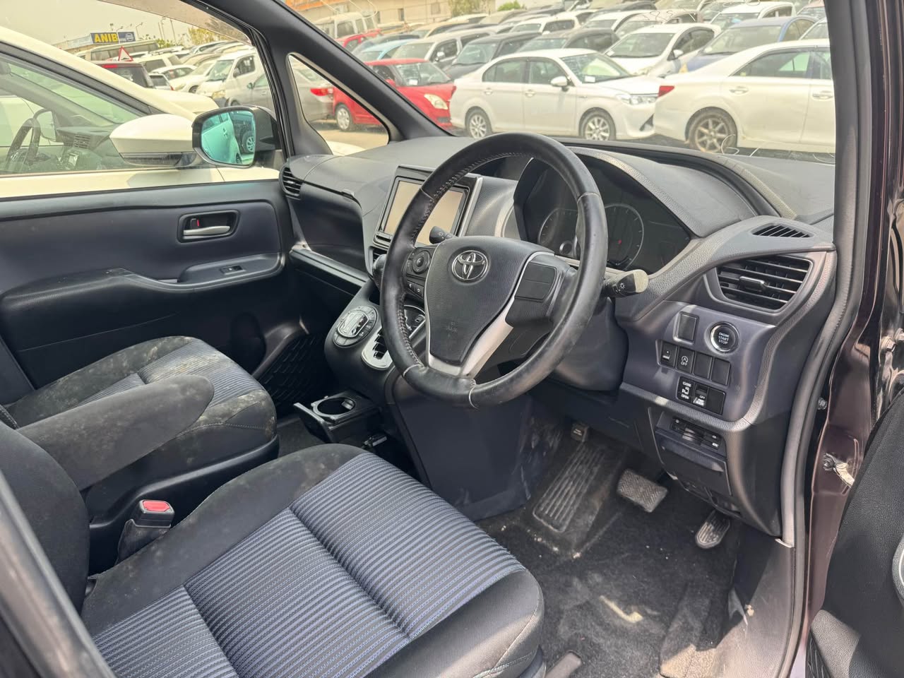 A picture of Toyota Voxy 2014 7200 usd