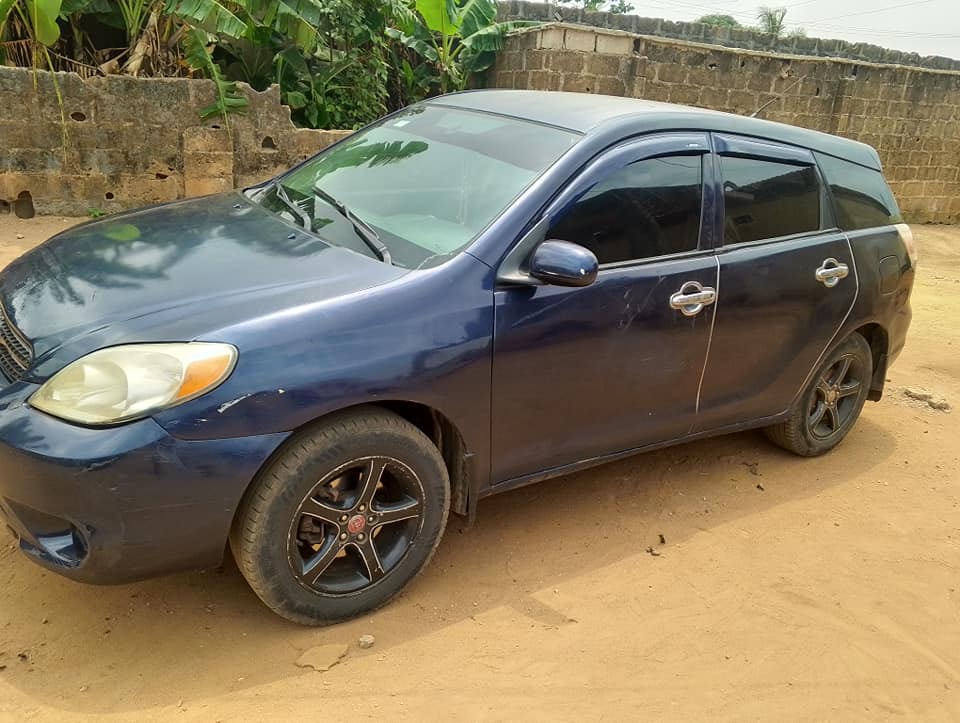 A picture of Toyota matrix 2004 model