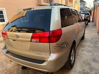 A picture of Neatly Used 2004 Toyota Sienna Le with one Power door
