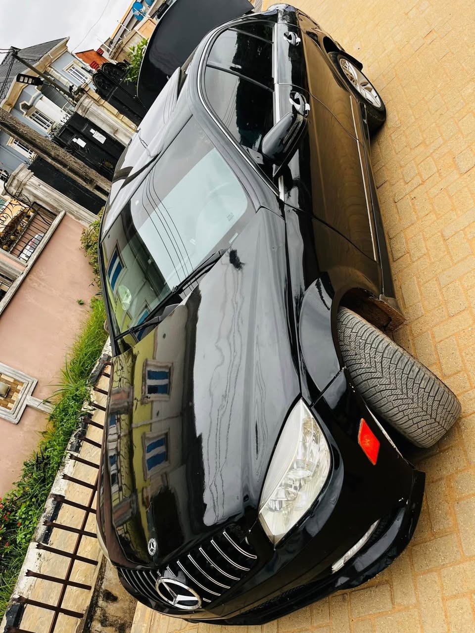 A picture of 2009 Mercedes Benz C300 4 400 000