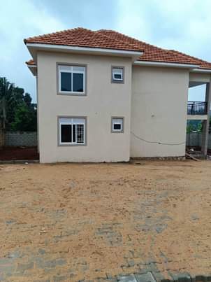 A picture of OFFER House in ENTEBBE kitende 360m 4Bedrooms on 14Decimals titled