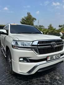 A picture of TOYOTA LAND CRUISER V8 Black interior Installments payments allowed Details