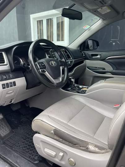 A picture of Neatly used Toyota Highlander 2015 limited edition complete first body